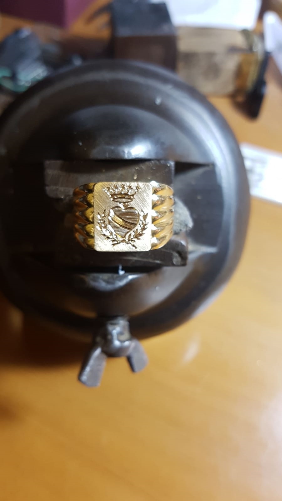 anello in oro personalizzato con incisione stemma di gioielli argento Otello Santucci
